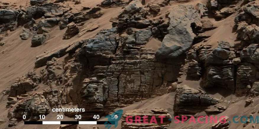 Roveris rado sluoksniuotą senovės Marso ežerą