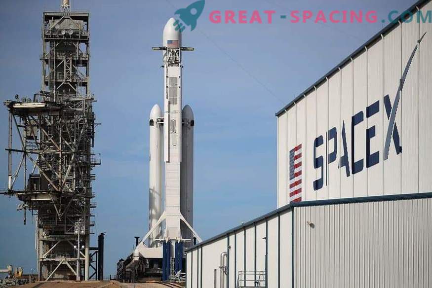 SpaceX planuoja antrą kartą pradėti Falcon Heavy raketą