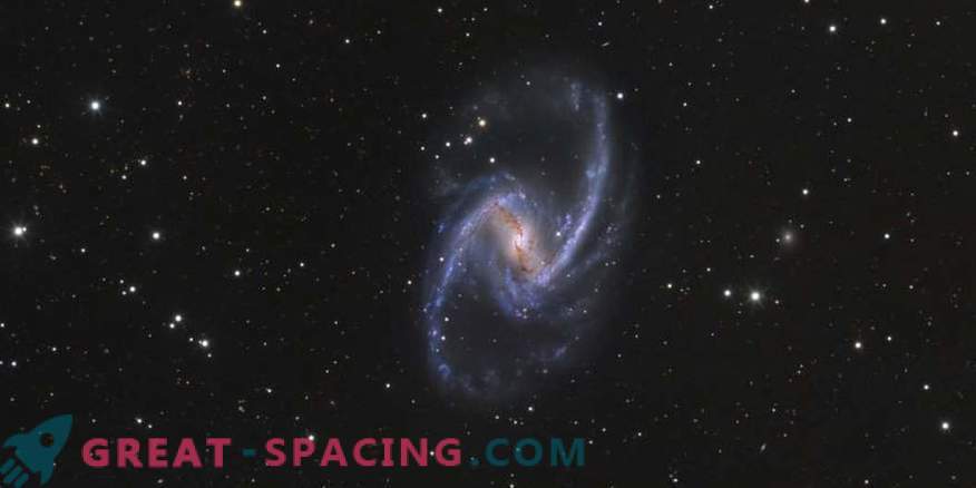 Žvaigždžių gimimas ir dujų srautas galaktikoje NGC 1365