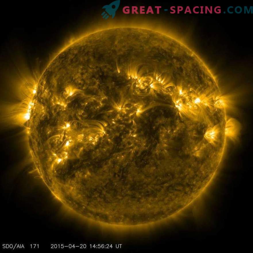 Galingi saulės išsiveržimai, kuriuos sukelia didžiulės magnetinės linijos