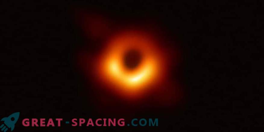 Tai pirmoji juodosios skylės nuotrauka