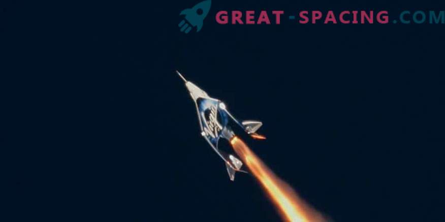 Kosminis turizmas artėja! „SpaceShipTwo“ atsidūrė istoriniame bandymų skrydžyje