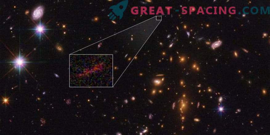 Hubble ir Spitzer sujungia, kad pagerintų nuotolinės galaktikos vaizdą