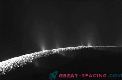 Cassini rengiasi giliai panardinti į Enceladus traukinį