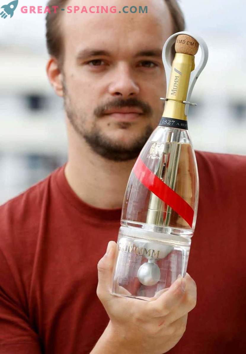 Šampanas erdvėje! Butelis „Zero-G“ leidžia turistams mėgautis gėrimais begalinėje erdvėje