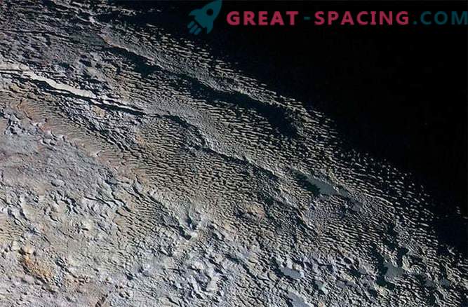 Paslaptinga Pluto kelionė: keistas kraštovaizdis, panašus į gyvatės odą