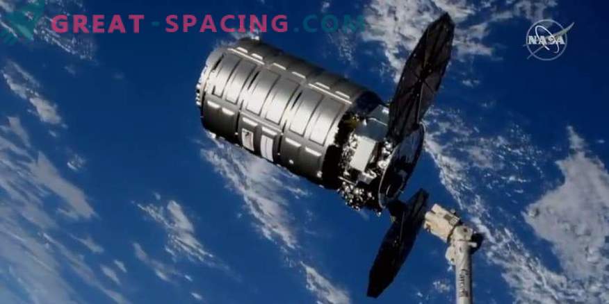 Krovininis laivas „Cygnus“ iš „ISS“ paima šiukšles