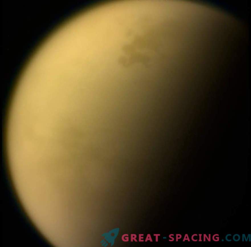 Titanu aptiktas nuodingas ledo debesis
