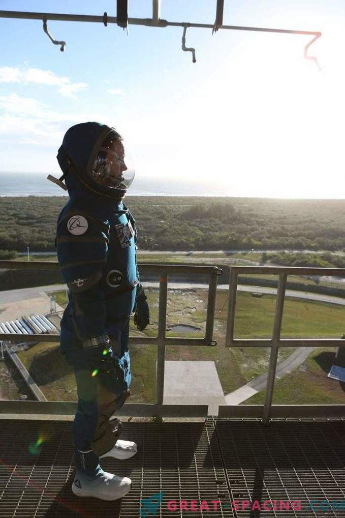 Boeing demonstruoja viliojančius kosminius kostiumus astronautams