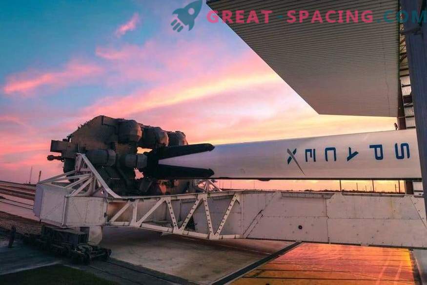 Pirmoji „SpaceX“ įgula paleidimo platformoje