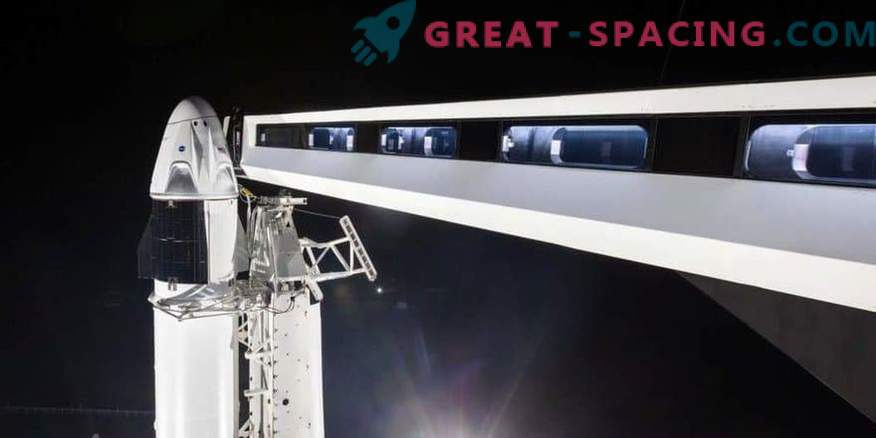 Pirmoji „SpaceX“ įgula paleidimo platformoje