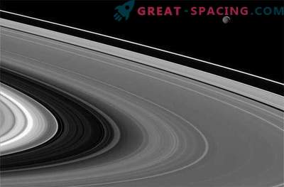Saladuslik Mimas supleb päikesekiirguses Saturnist