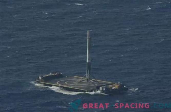 Sėkmė! „SpaceX Falcon 9“ raketas sugebėjo nusileisti į vandenyną