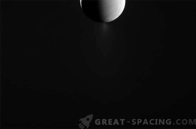 Cassini pārrauga Enceladus geizers.