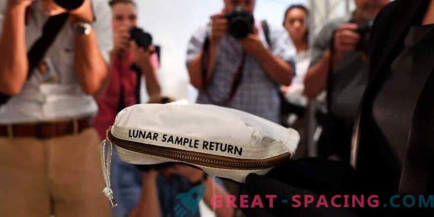 Neil Armstrong mėnulio maišelis parduoda už 1,8 mln. JAV dolerių